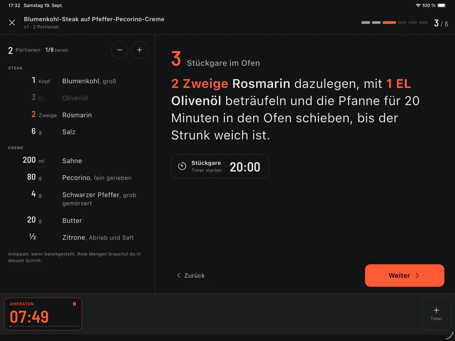Der Kochmodus auf dem Tablet: links die Zutaten für zwei Portionen, rechts Schritt 3 von 6 mit den Mengen in Rot, unten läuft der Timer Anbraten.